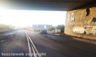 Viterbo – Superstrada – Camion esce di strada e va a fuoco