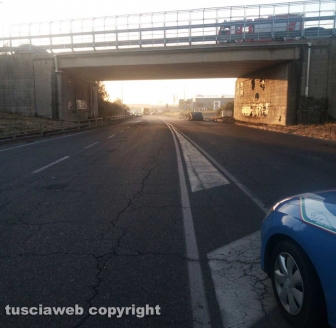 Viterbo – Superstrada – Camion esce di strada e va a fuoco