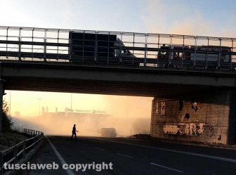 Viterbo – Superstrada – Camion esce di strada e va a fuoco