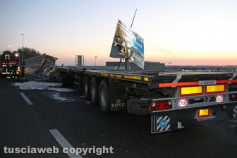 Viterbo – Superstrada – Camion esce di strada e va a fuoco