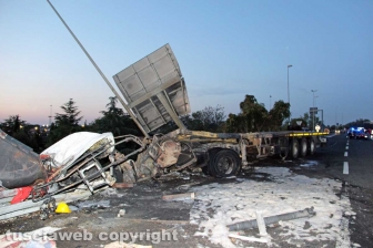 Viterbo – Superstrada – Camion esce di strada e va a fuoco