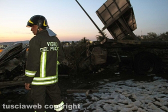 Viterbo – Superstrada – Camion esce di strada e va a fuoco