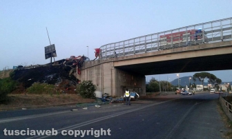 Viterbo – Superstrada – Camion esce di strada e va a fuoco