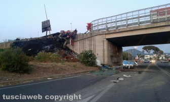 Viterbo – Superstrada – Camion esce di strada e va a fuoco
