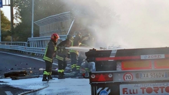 Viterbo – Superstrada – Camion esce di strada e va a fuoco