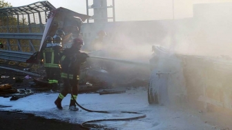 Viterbo – Superstrada – Camion esce di strada e va a fuoco