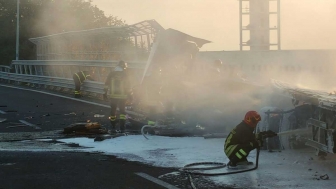 Viterbo – Superstrada – Camion esce di strada e va a fuoco