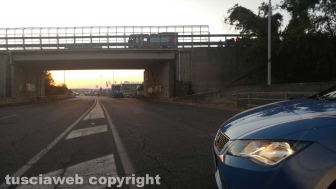 Viterbo – Superstrada – Camion esce di strada e va a fuoco