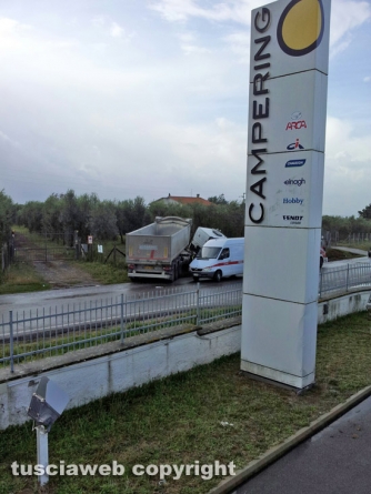 Viterbo - Camion fuori strada sulla Tuscanese