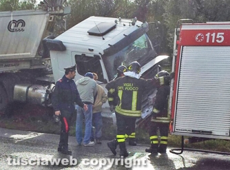 Viterbo - Camion fuori strada sulla Tuscanese