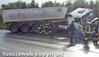 Viterbo - Camion fuori strada sulla Tuscanese
