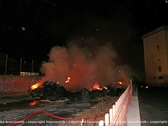Camion in fiamme, vigili del fuoco al lavoro
