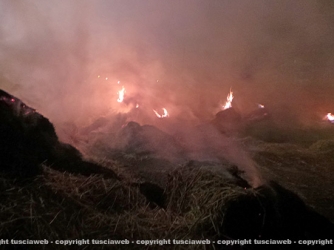 Camion in fiamme, vigili del fuoco al lavoro