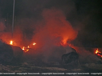 Camion in fiamme, vigili del fuoco al lavoro