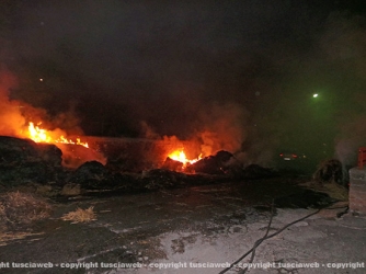Camion in fiamme, vigili del fuoco al lavoro
