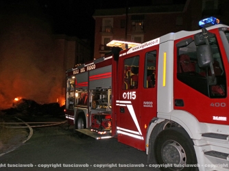 Camion in fiamme, vigili del fuoco al lavoro