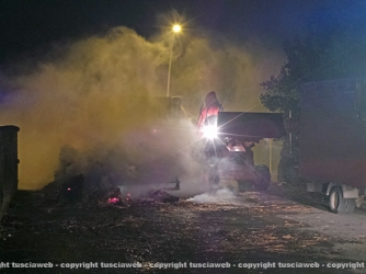 Camion in fiamme, vigili del fuoco al lavoro