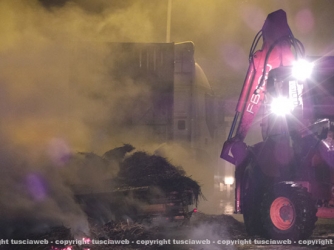 Camion in fiamme, vigili del fuoco al lavoro