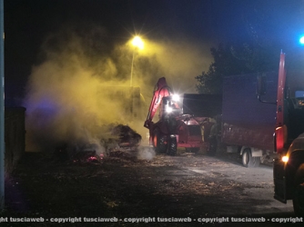 Camion in fiamme, vigili del fuoco al lavoro