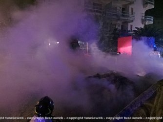 Camion in fiamme, vigili del fuoco al lavoro