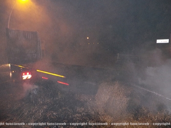 Camion in fiamme, vigili del fuoco al lavoro