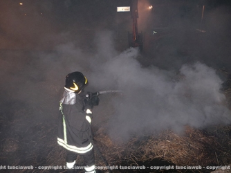 Camion in fiamme, vigili del fuoco al lavoro