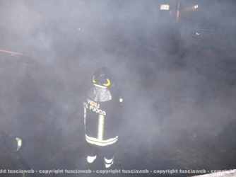 Camion in fiamme, vigili del fuoco al lavoro