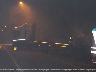 Camion in fiamme, vigili del fuoco al lavoro
