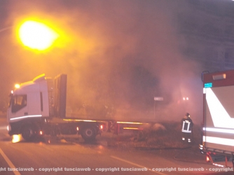 Camion in fiamme, vigili del fuoco al lavoro