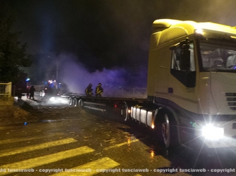 Camion in fiamme, vigili del fuoco al lavoro