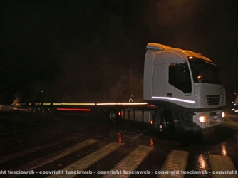 Camion in fiamme, vigili del fuoco al lavoro