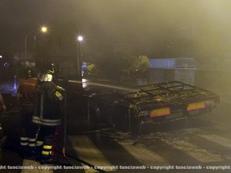 Camion in fiamme, vigili del fuoco al lavoro