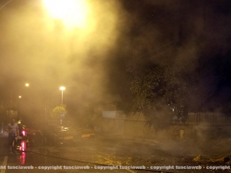 Camion in fiamme, vigili del fuoco al lavoro