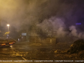 Camion in fiamme, vigili del fuoco al lavoro