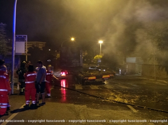 Camion in fiamme, vigili del fuoco al lavoro