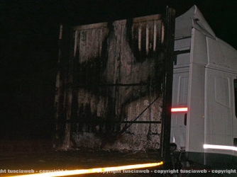 Camion in fiamme, vigili del fuoco al lavoro