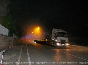 Camion in fiamme, vigili del fuoco al lavoro