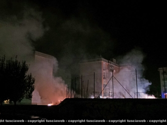 Camion in fiamme, vigili del fuoco al lavoro