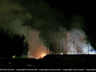 Camion in fiamme, vigili del fuoco al lavoro