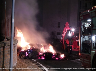 Camion in fiamme, vigili del fuoco al lavoro