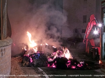 Camion in fiamme, vigili del fuoco al lavoro
