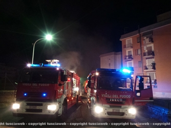 Camion in fiamme, vigili del fuoco al lavoro