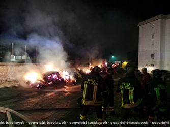 Camion in fiamme, vigili del fuoco al lavoro