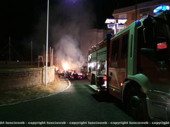 Camion in fiamme, vigili del fuoco al lavoro
