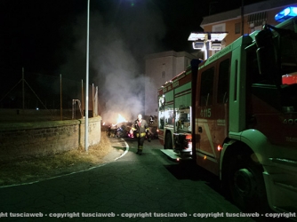 Camion in fiamme, vigili del fuoco al lavoro