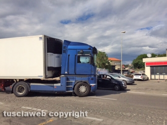 Camion in mezzo alla strada sulla Tuscanese