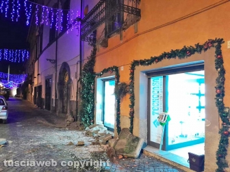 Tuscania - I danni provocati dal passaggio del camion