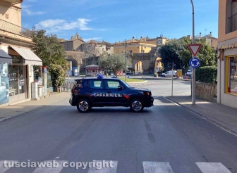 Tuscania – Camion perde acido nella rotatoria