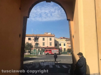 Tuscania – Camion perde acido nella rotatoria
