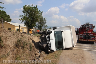 Camion si ribalta sulla Cassia nord